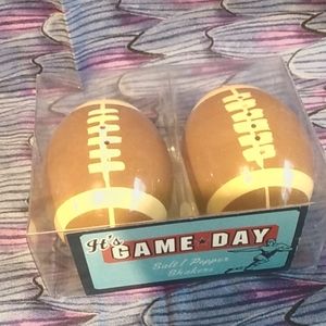 Nwt football salt and pepper shakers.
